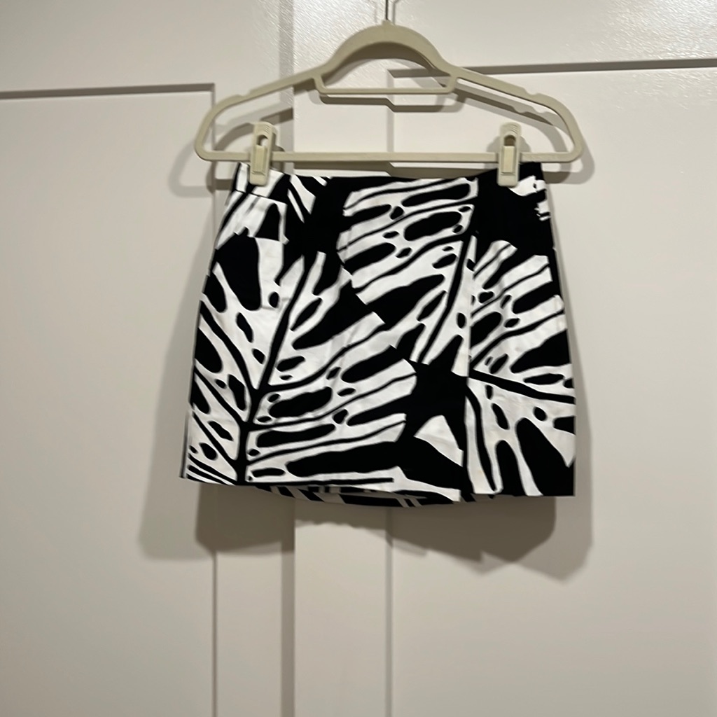 Dvf Black  White Palm Print Mini Skirt Pre Owned Size 2